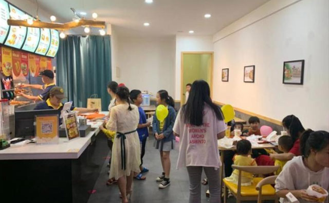 拎包輕松開店，快樂星漢堡好評如潮！