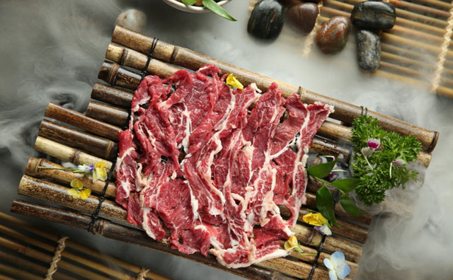創(chuàng)業(yè)開一家牛肉飯店，選擇單打獨斗還是加盟